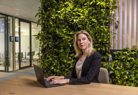 blonde vrouw achter haar laptop aan het werk